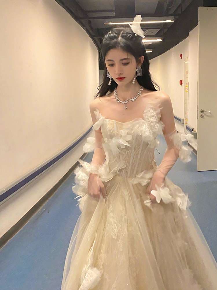 カラードレス 優美な蝶レースウエディングドレス