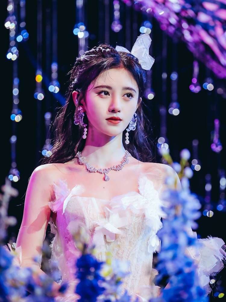 カラードレス 優美な蝶レースウエディングドレス